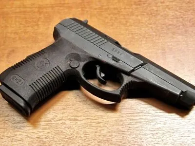 У РФ дівчинка вистрілила в себе з пістолета, коли робила селфі