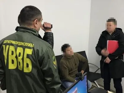 Гражданин РФ хотел дать взятку в аэропорту "Жуляны", чтобы въехать в Украину