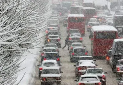 Непогода вызвала пробки на украинских дорогах