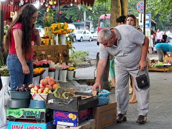 В Ереване полностью запретили уличную торговлю