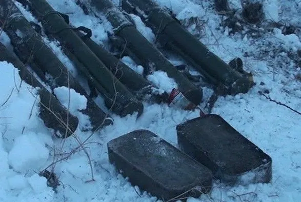 У лісосмузі на Запоріжжі знайшли сховок із гранатометами