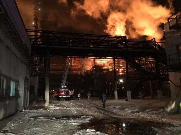 В Калуше горит завод по производству химикатов