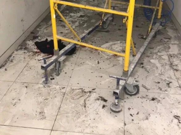 Раненый взрывом в столичном торговом центре находится в реанимации