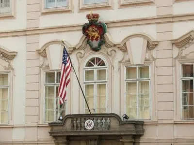 На территории американского посольства в Праге произошел пожар