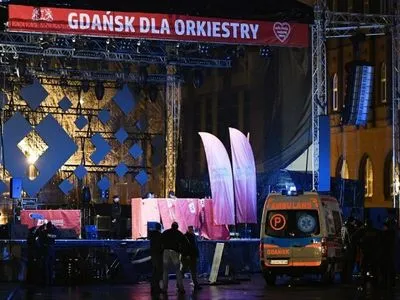 Мэра Гданьска атаковали с ножом во время праздничного концерта, пока он в тяжелом состоянии