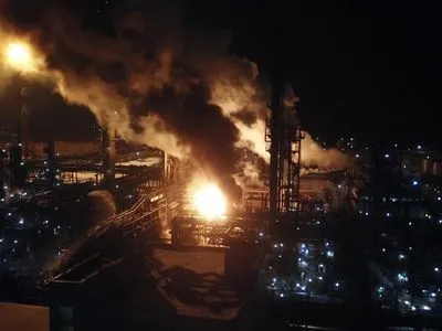 Пожар на химзаводе в Калуше тушат более 100 спасателей