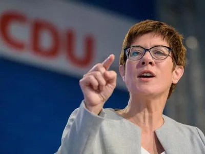 Наследница Меркель осудила посла США из-за угрозы санкциями