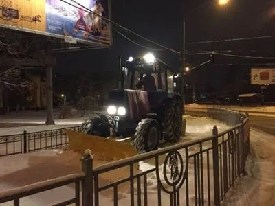 "Київавтодор" продовжує роботу із посилення безпеки вулиць при снігопадах