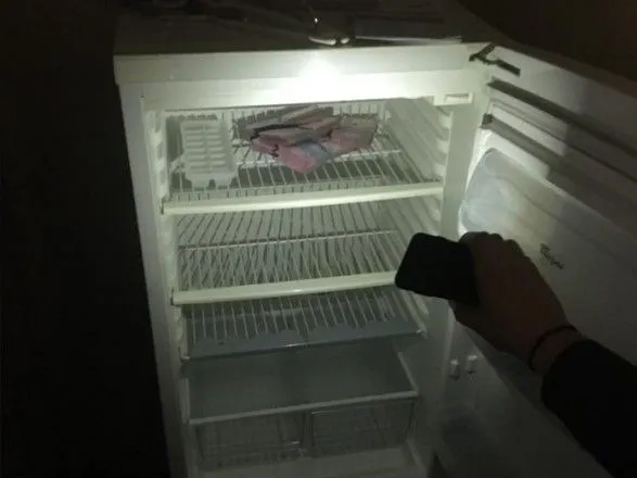 У холодильнику чиновника судової адміністрації знайшли хабар