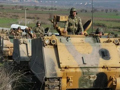 Туреччина продовжує стягувати війська до кордону з Сирією