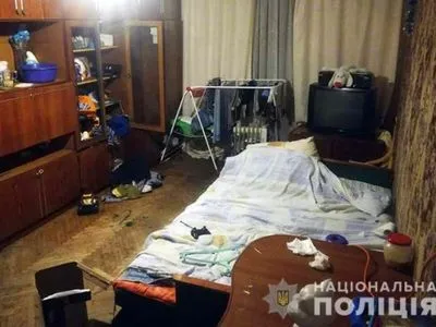 Родители посреди ночи оставили малыша в незапертой квартире