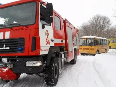 У сніговому заметі застряг шкільний автобус з 20 учнями