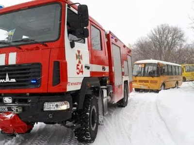 В снежном сугробе застрял школьный автобус с 20 учениками