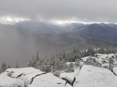 Спасатели посоветовали ходить в горах зимой только группами