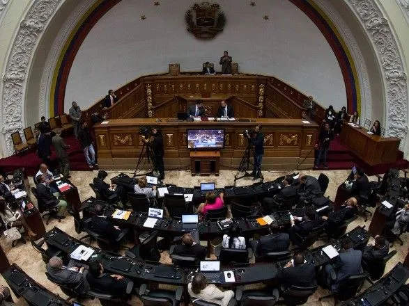 Парламент Венесуэлы призвал 46 стран заморозить счета правительства Мадуро