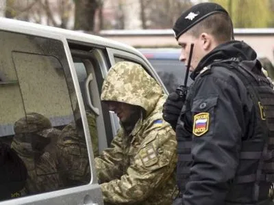 Суд в Москве продлил арест уже 12 захваченным морякам