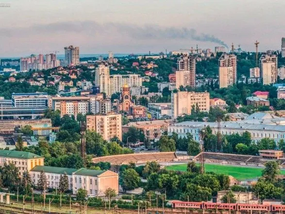 u-solomyanskomu-rayoni-vidnovlyat-dityachiy-sadok-a-v-darnitskomu-vidremontuyut-stadion-shkoli