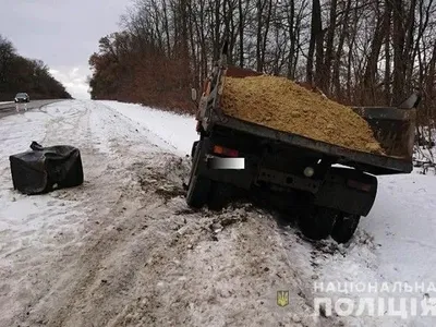 Легковушка оказалась под колесами "КамАЗа" в Тернопольской области