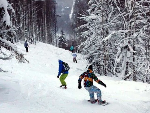 Возле карпатских курортов заблудились лыжник и сноубордисты