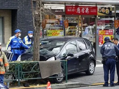Автомобиль въехал в толпу в Токио, семеро раненых