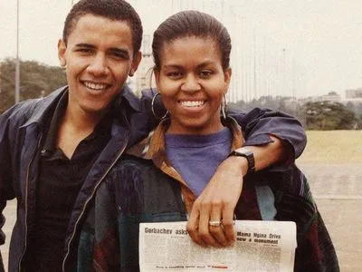 Барак Обама выложил семейное фото со статьей о Горбачеве