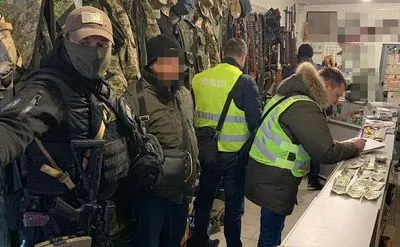 У Києві затримали підозрюваного у торгівлі зброєю