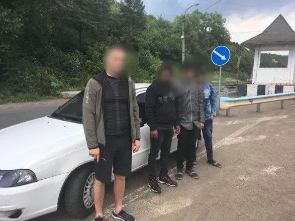 Двоє українців намагались незаконно переправити до Угорщини трьох шріланкійців