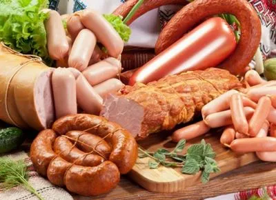 Експерт розповів, з чого в Україні виготовляють сосиски і ковбасу