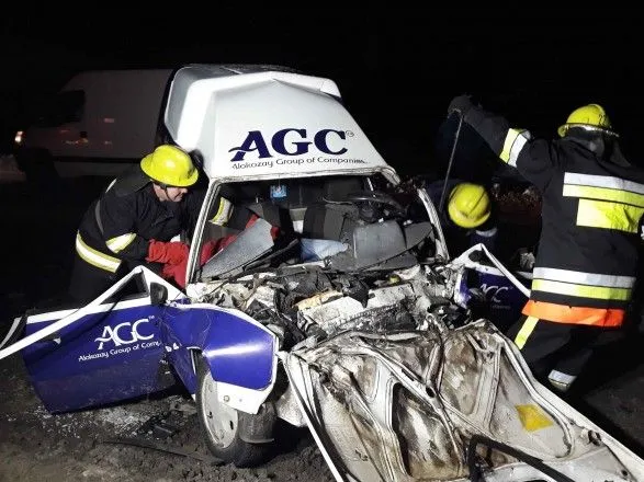 Из-за столкновения авто погибли двое мужчин, иностранец в больнице