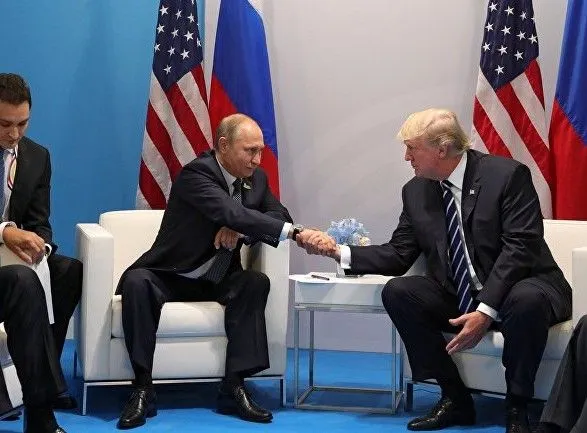 Сенаторы США попросили Трампа позволить допросить переводчиков из встреч с Путиным