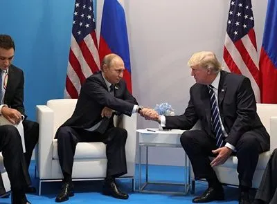 Сенаторы США попросили Трампа позволить допросить переводчиков из встреч с Путиным