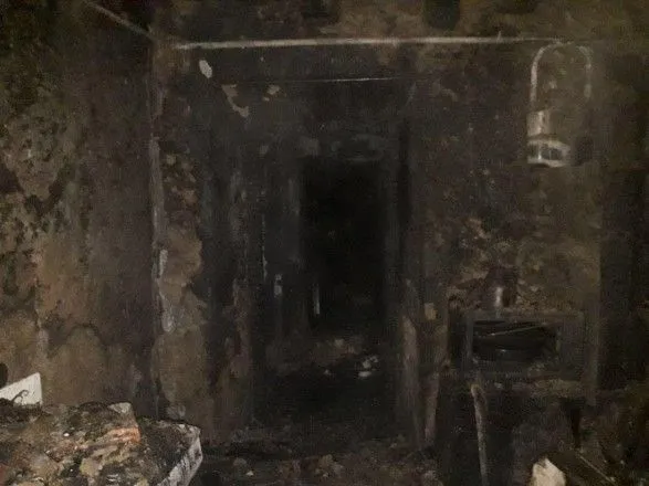 Женщина повесилась, пока в доме горели ее дети