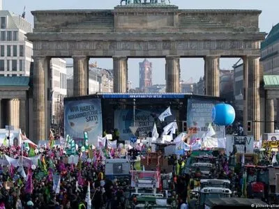 Тысячи фермеров вышли в Берлине на демонстрацию