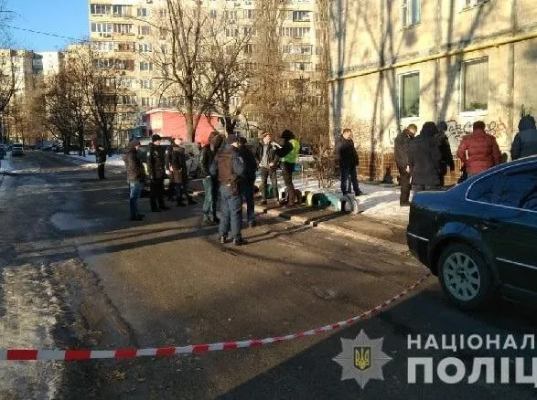 Біля багатоповерхівки в Києві знайшли труп