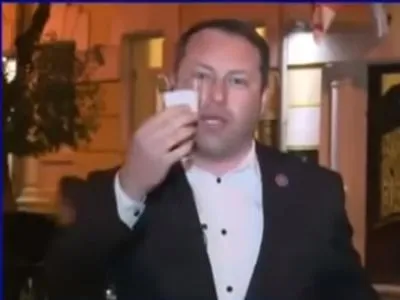 Депутат у Грузії з'їв міндобриво у прямому ефірі