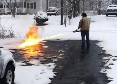 Мужчина огнеметом расчистил снег перед домом в США