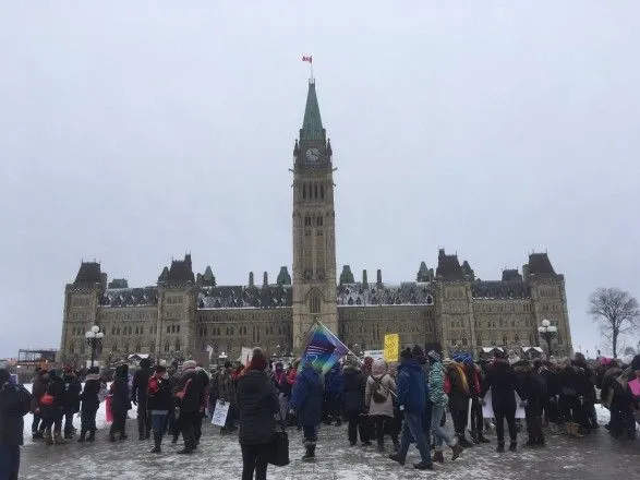 Отстоять права женщин несмотря на непогоду: в Канаде прошел массовый феминистический марш