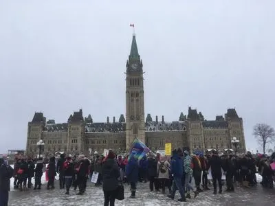 Відстояти права жінок попри негоду: у Канаді пройшов масовий феміністичний марш
