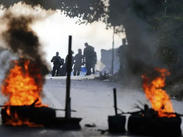 В Венесуэле протестующие вступили в столкновения с полицией