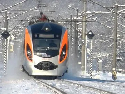 В "Укрзализныце" объяснили, почему поезд из Польши застрял на пути в Киев