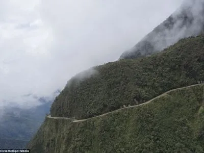 В Боливии автобус с футбольной делегацией упал в пропасть