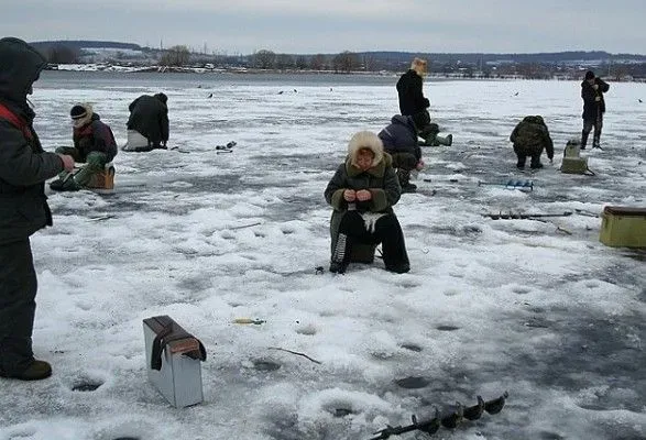 Спасатели призывают украинцев не выходить на лед