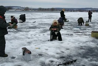 Спасатели призывают украинцев не выходить на лед