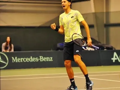 Теннисист Стаховский вырвал победу на старте турнира во Франции