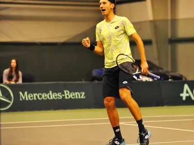Теннисист Стаховский вырвал победу на старте турнира во Франции