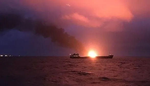 СМИ нашли связь между пожаром на танкерах в Черном море и санкциями США