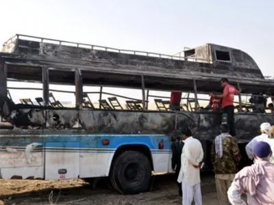 Минимум 26 человек погибло в результате столкновения автобуса с бензовозом в Пакистане