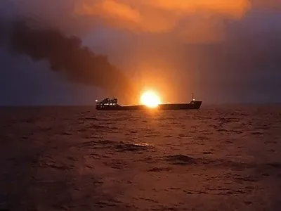 Танкери, що згоріли у Чорному морі - дрейфують в сторону Керченської протоки