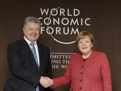 Порошенко поговорил с Меркель о миротворцах, моряках и выборы