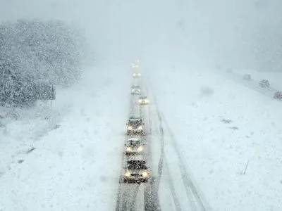 В шести областях из-за снега ограничено движение транспорта